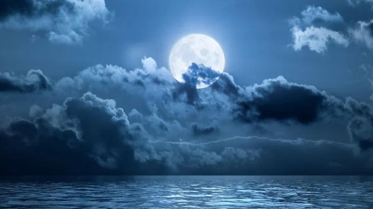 Luna llena entre nubes