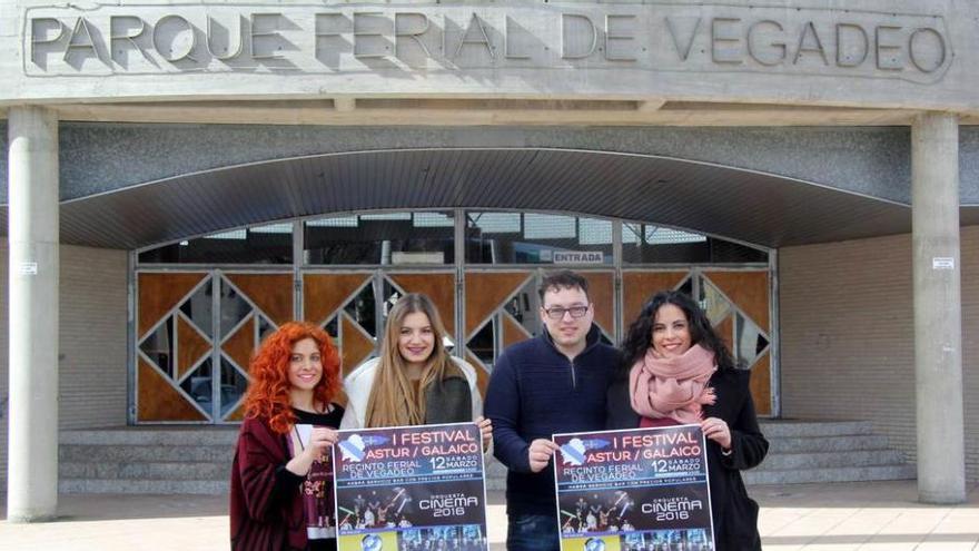 Paula Vinjoy, Ana Villagarcía, Miguel García y Virginia Quintana, delante del ferial veigueño, con los carteles del evento.