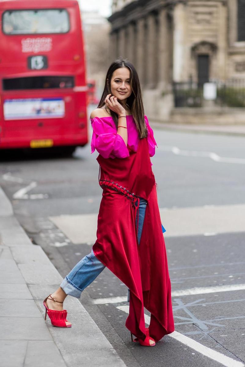 Combinaciones en rosa y rojo: look con vaqueros y vestido