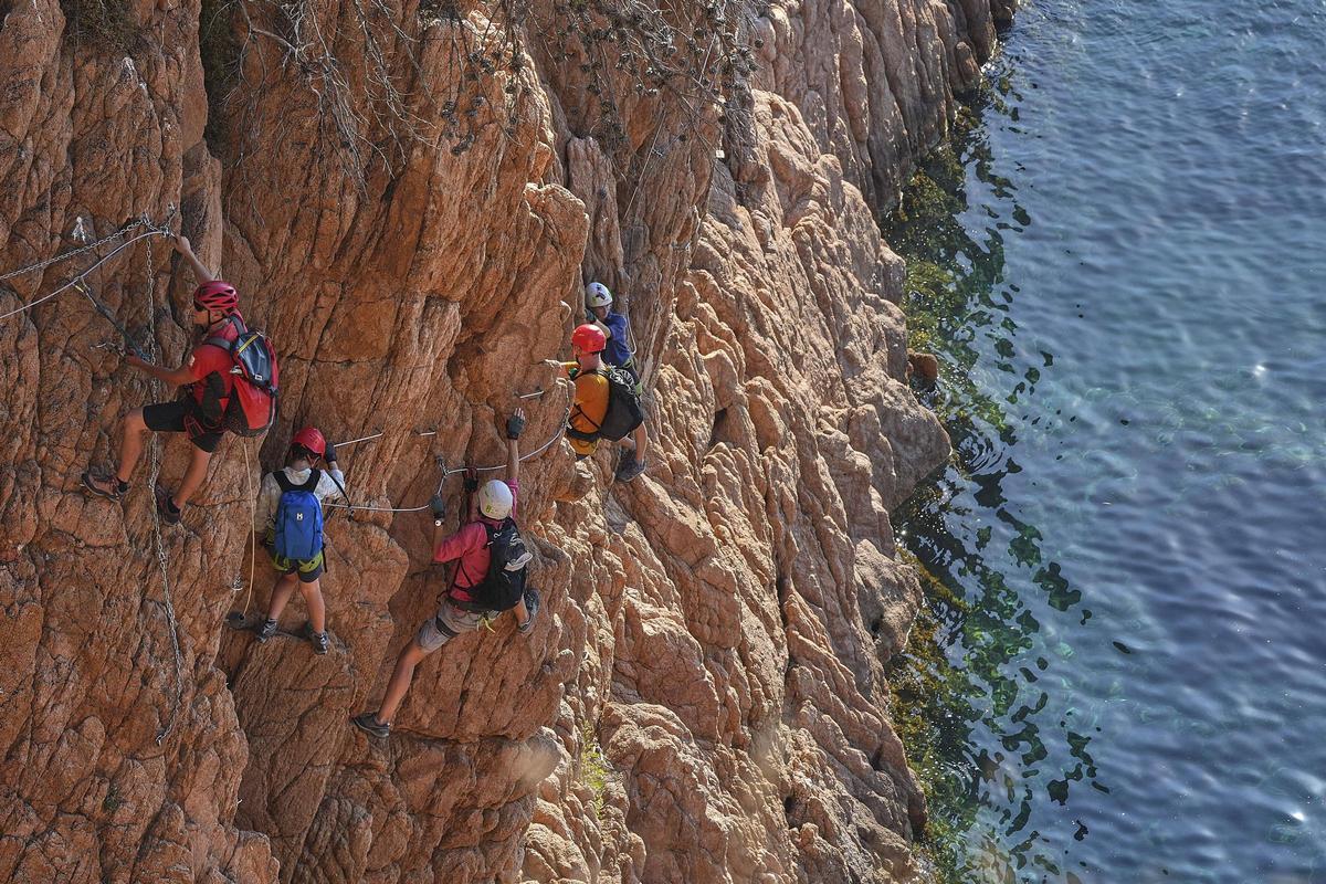 Les imatges de la via ferrada de la Cala del Molí que hauran de desmantellar Les imatges de la via ferrada de la Cala del Molí que hauran de desmantellar