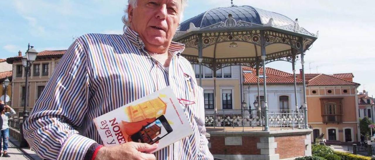 Miguel Ángel Fuente, con su nuevo libro, en Noreña.