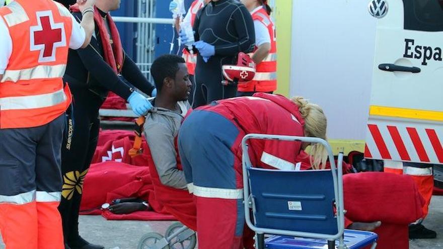 Los inmigrantes fueron atendidos por la Cruz Roja tras llegar al Puerto de Málaga.