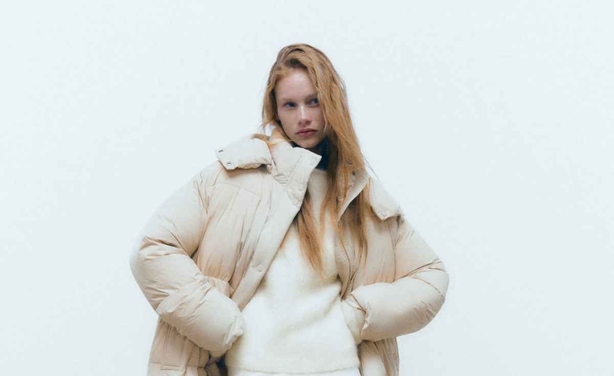 Abrigo acolchado en tono beige de Zara