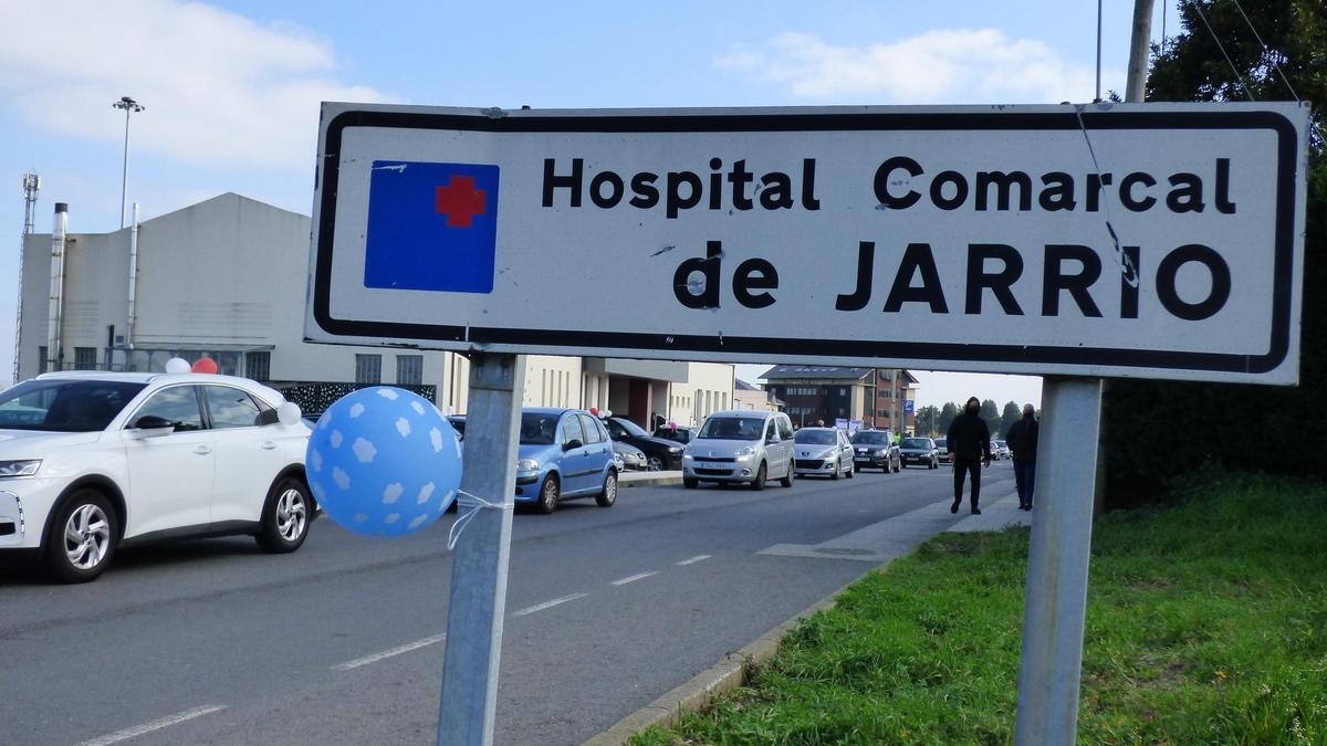 Cartel que anuncia la llegada al hospital de Jarrio, en Coaña.