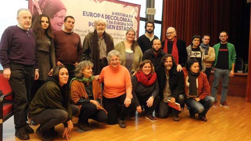 Beiras (en el centro), ayer en A Coruña, en unas jornadas sobre el colonianismo en Europa.