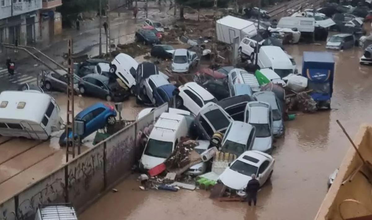 Estrado del paso a nivel de Alfafar tras la dana.