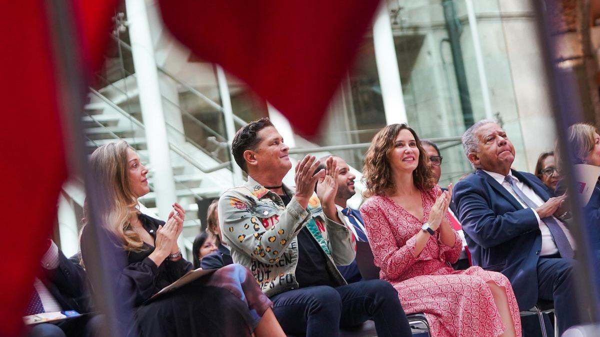 Isabel Díaz Ayuso junto al cantante colombiano Carlos Vives en la presentación del Festival de la Hispanidad.