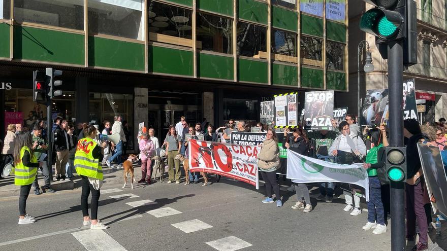 Más de una treintena de personas se manifiestan en Palma para decir un &quot;no rotundo a la caza con perros&quot;