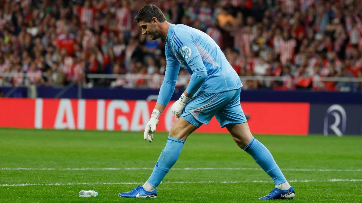 Thibaut Courtois, recogiendo una botella lanzada por el Frente Atlético