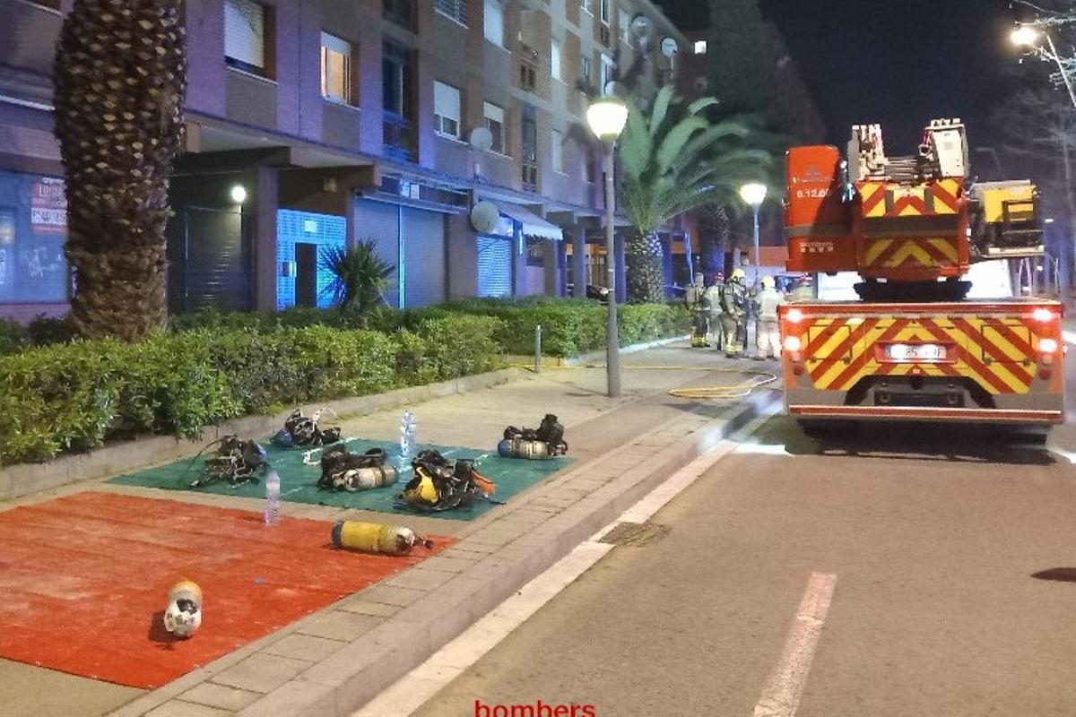 Actuación de los Bombers en el incedio en Tarragona, esta madrugada.