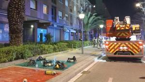 Actuación de los Bombers en el incedio en Tarragona, esta madrugada.