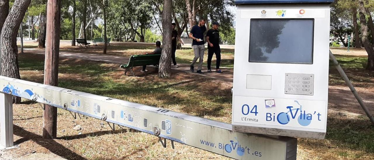 Imagen de la bancada del anterior servicio BiciVila’t, que todavía se conserva junto al pinar del paraje del Termet.