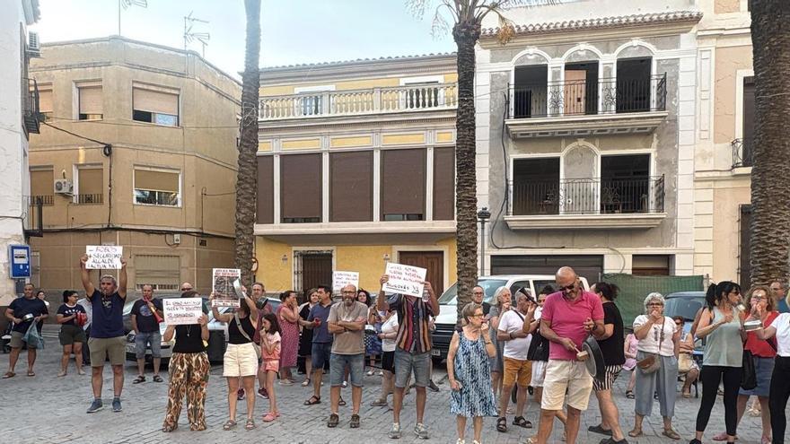 Cacerolada al alcalde de Cieza, que abandonó el pleno del Ayuntamiento escoltado por la Policía Local