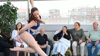 Pista de baile en el Hospital Gregorio Marañón de Madrid para cumplir el deseo Paula de disfrutar del baile de su nieta: "Que me vea es un lujo"