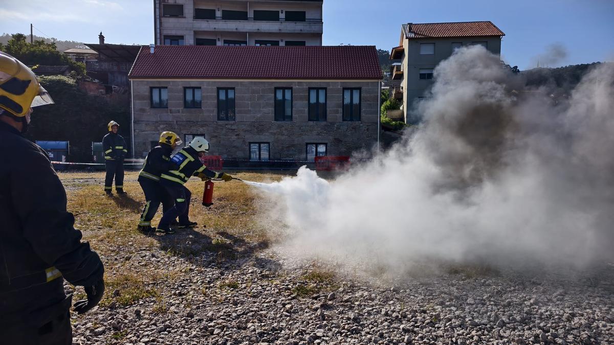 Voluntarios de Protección Civil de toda Galicia se forman contra el fuego en Domaio Voluntarios de Protección Civil de toda Galicia se forman contra el fuego en Domaio