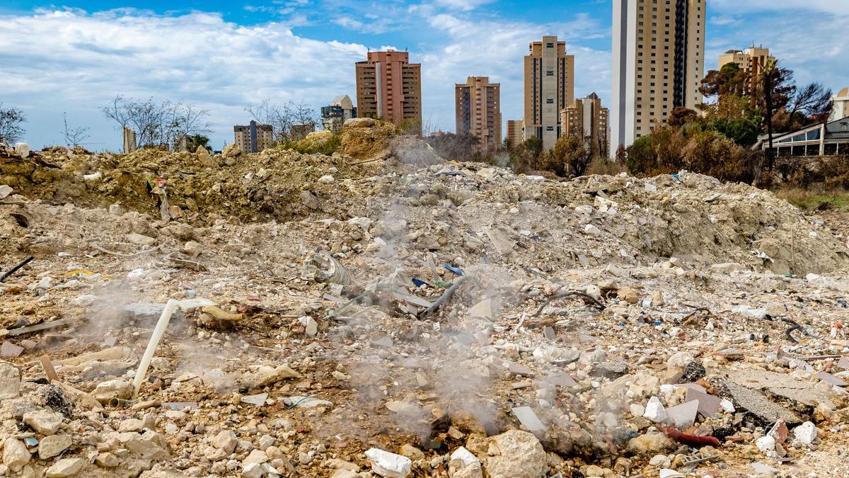 Tres semanas y una DANA después continúa saliendo humo en el incendio de Armanello en Benidom