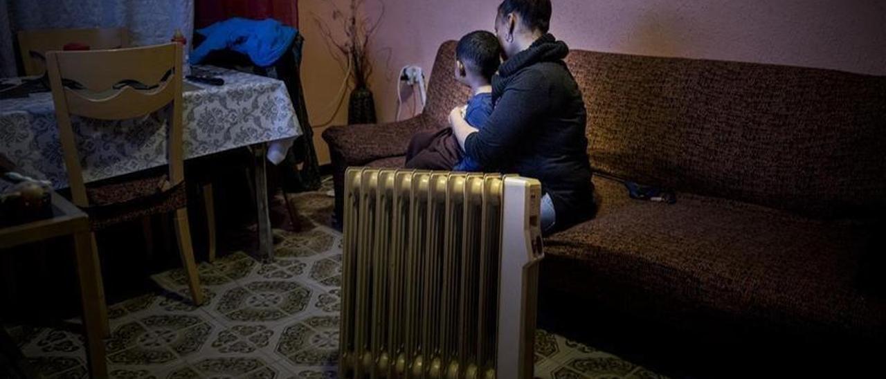 Una mujer con uno de sus hijos, víctimas de la pobreza energética, en una imagen de archivo. | CARLOS MONTAÑÉS