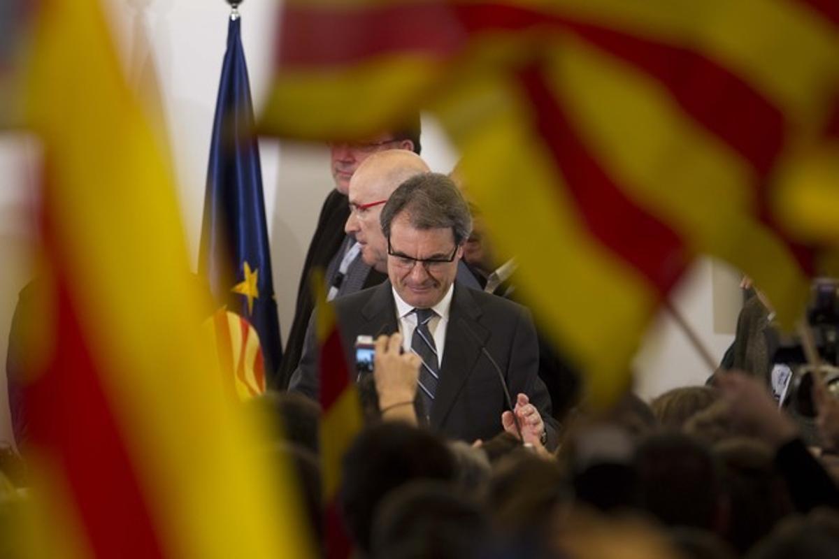 Artur Mas, entre banderes, a l’Hotel Majestic, ahir a la nit, després de conèixer el resultat electoral.
