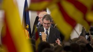 Artur Mas, entre banderes, a l’Hotel Majestic, ahir a la nit, després de conèixer el resultat electoral.