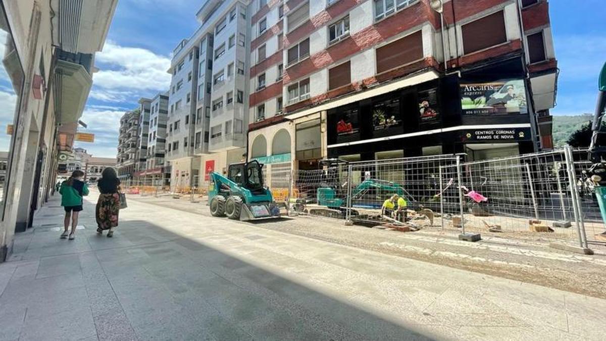 Obras de peatonalización en el entorno de la plaza de abastos de Mieres. | C. M. B.