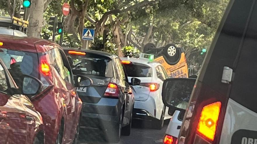El vuelco de un furgón provoca un atasco en la Avenida Benito Pérez Armas, en Santa Cruz de Tenerife