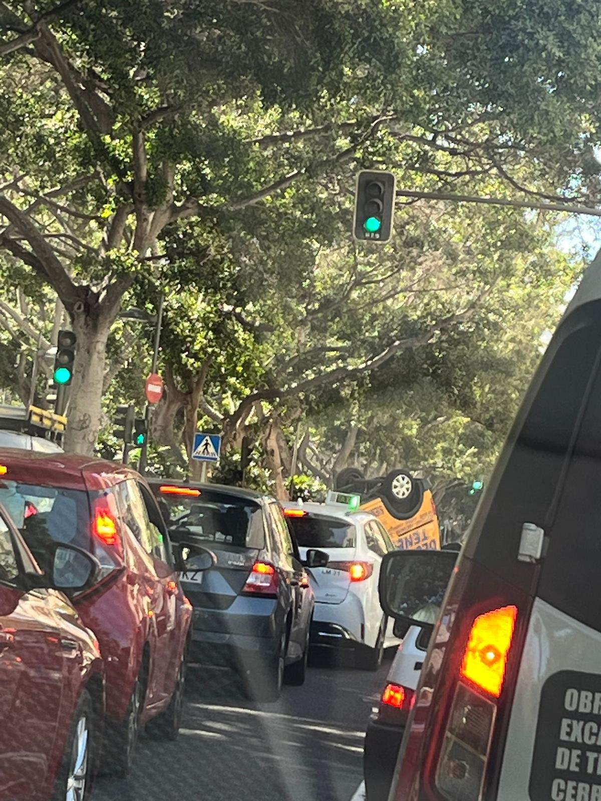 El vehículo volcado en la vía.