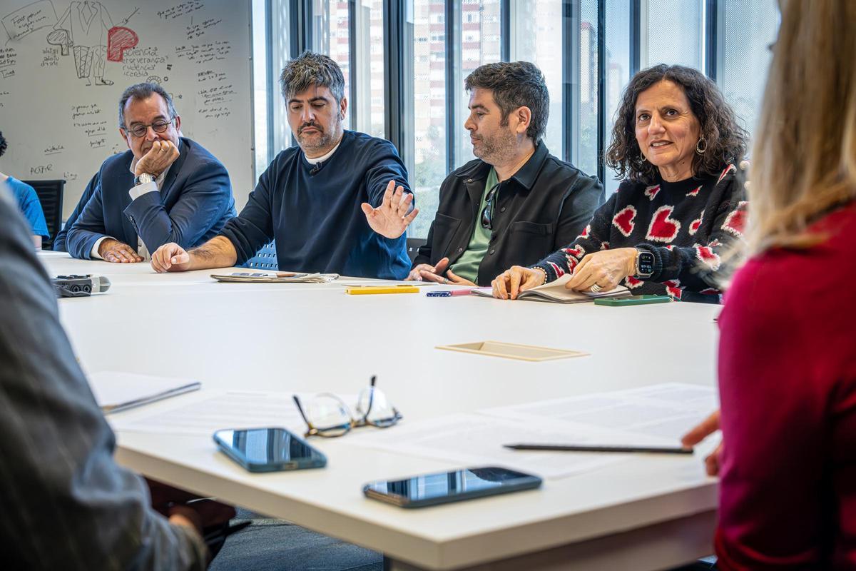 David y Jose Muñoz, entre Albert Sáez, el director de EL PERIÓDICO, y Gemma Martínez, la directora adjunta, en sala del consejo de redacción del diario