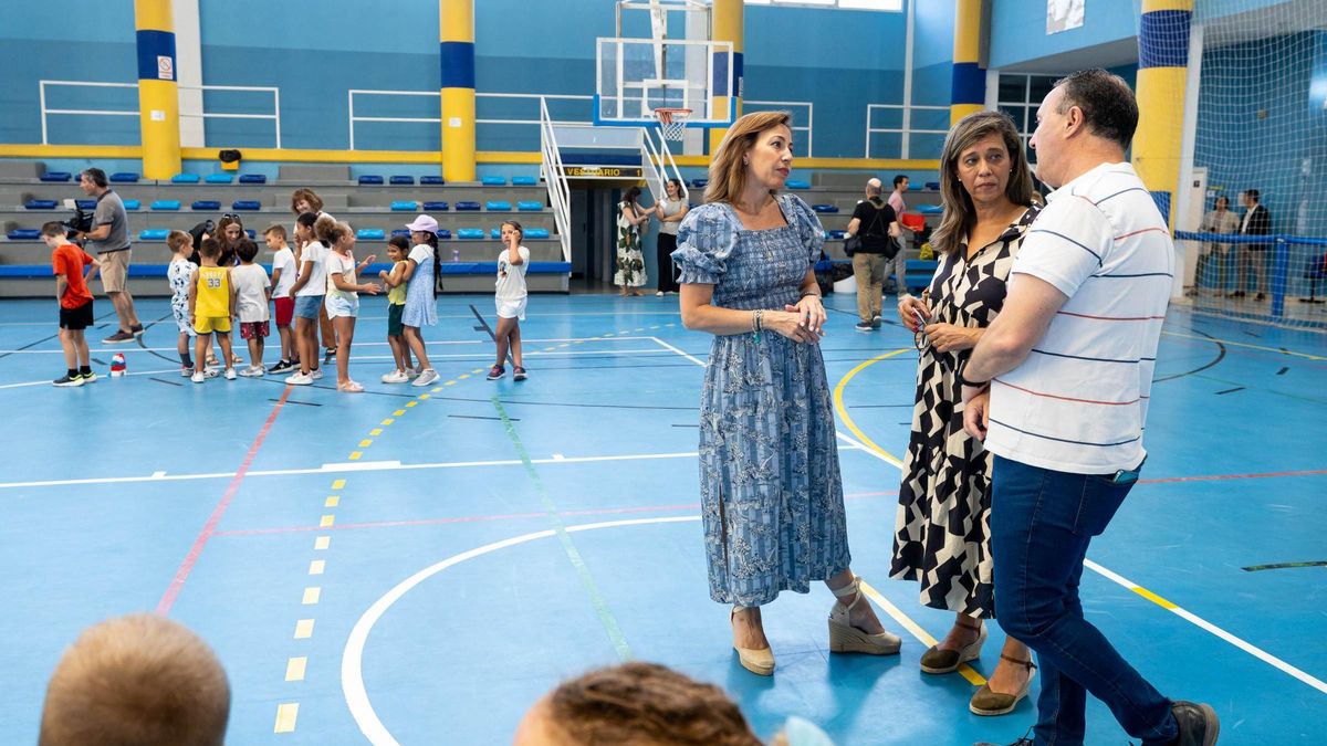 Natalia Chueca y Marian Orós han visitado las colonias de Zaragalla este lunes.