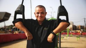 El líder de los taxistas , Tito Álvarez, en los aparatos de gimnasia de Gran Via