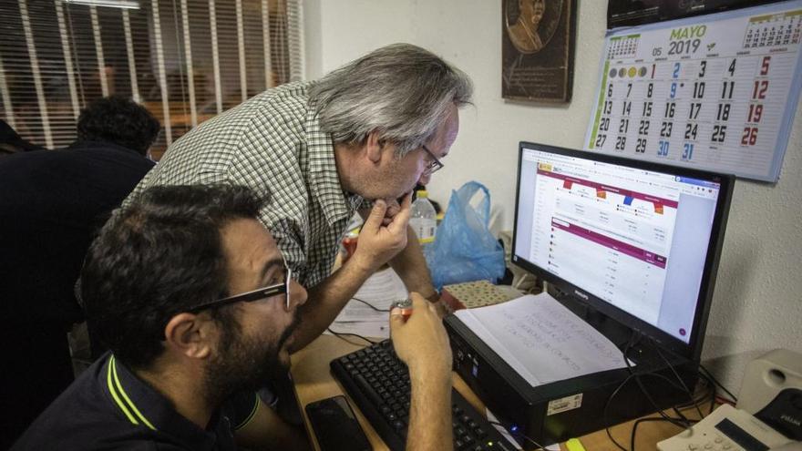 Francisco Guarido, de Izquierda Unida, sigue los resultados en la noche de elecciones del 26 de mayo en Zamora.