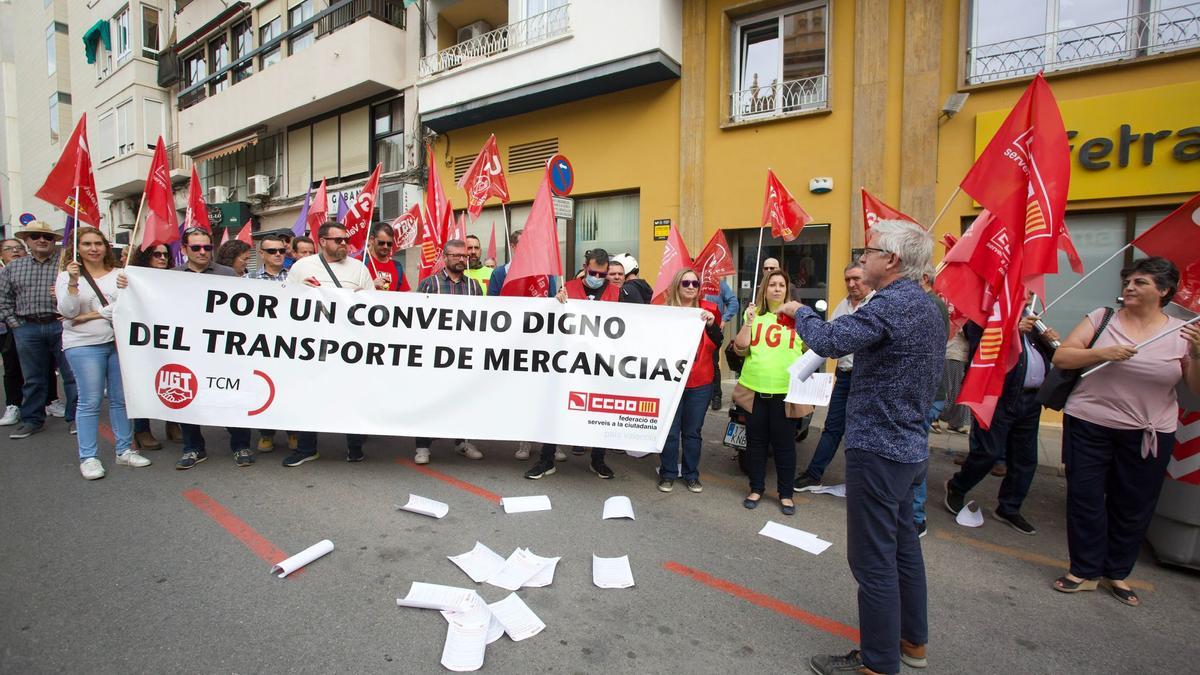 La concentración sindical a las puertas de la sede de Fetrama.