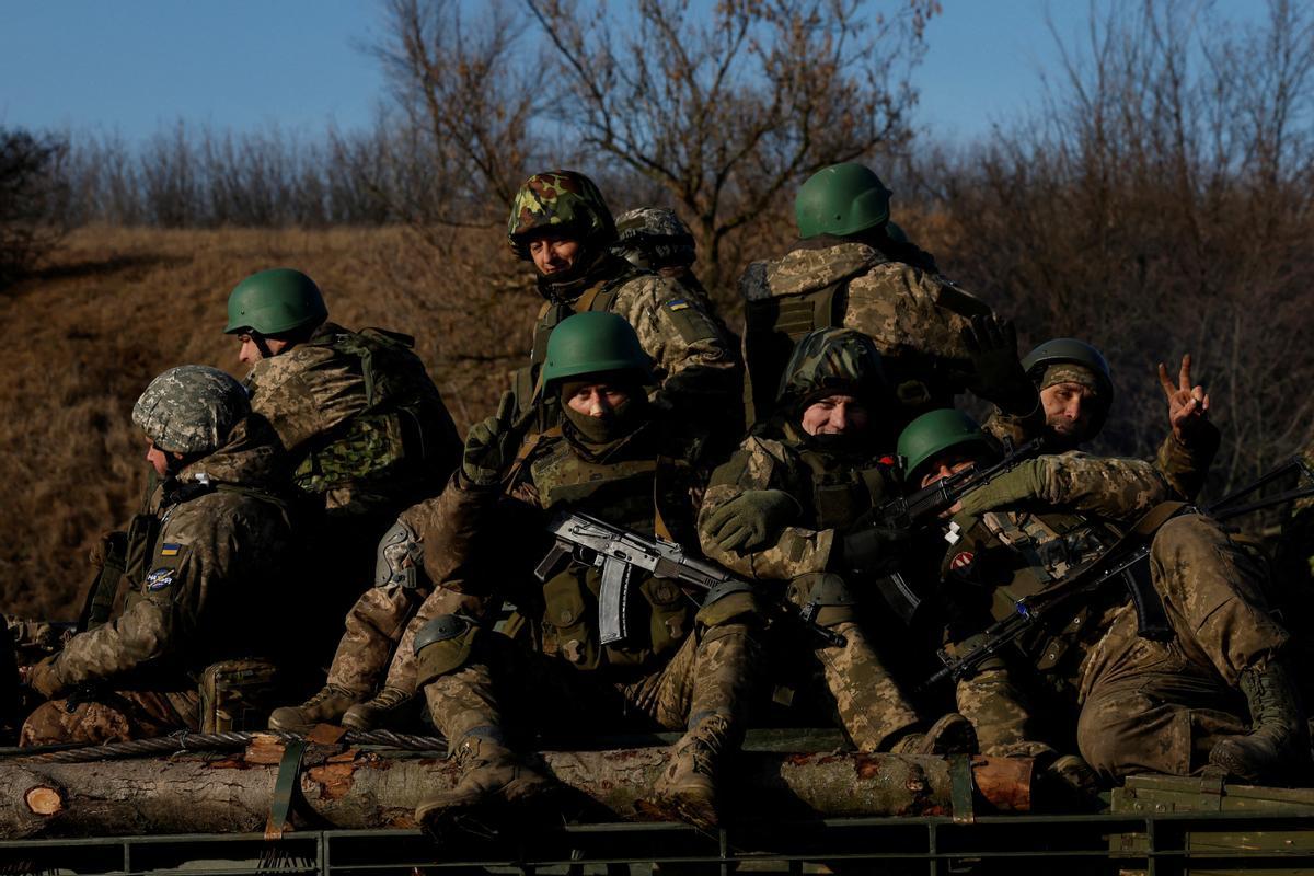 Soldados del batallón internacional Carpathian Sich realizan maniobras cerca de la línea del frente, cerca de Kreminna en Ucrania