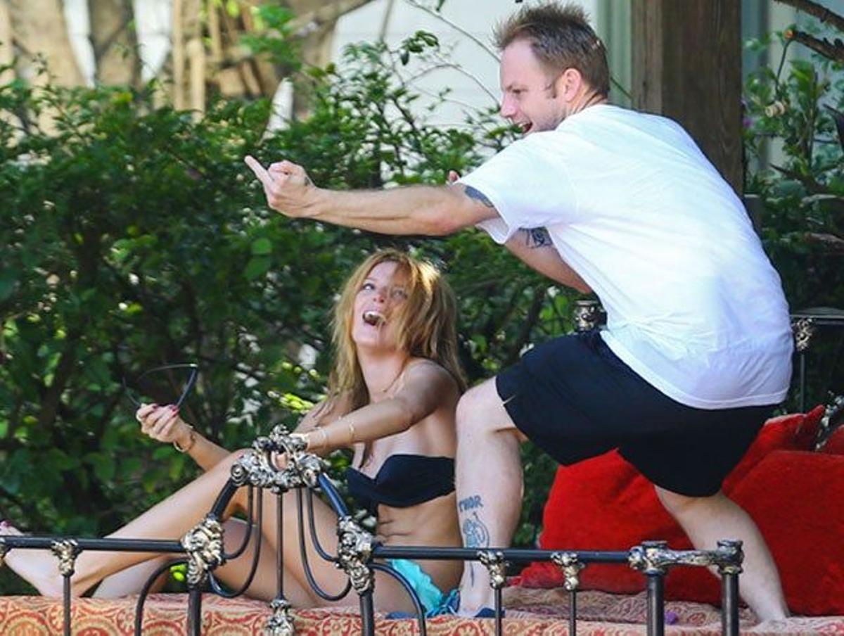 Bella Thorne muerta de risa y su amigo sacando dedos