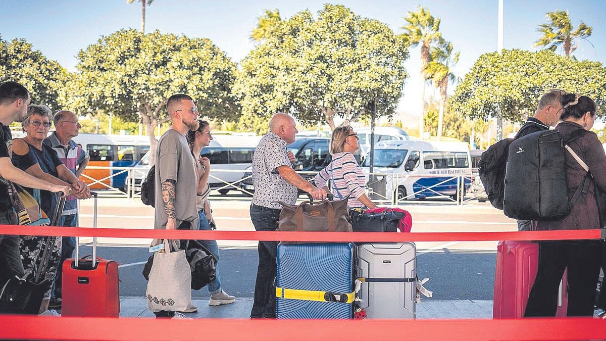 Varios turistas hacen cola para coger un taxi en Tenerife.