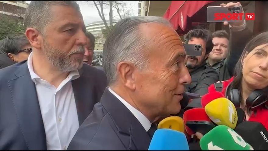 Rafa Yuste, a su llegada a la comida de directivas: “Creo en la remontada. Somos el Barça, veo al equipo conjurado y espero q Lamine la pueda liar”