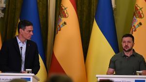 Archivo - El presidente del Gobierno, Pedro Sánchez, y el de Ucrania, Volodimir Zelenski, en una rueda de prensa conjunta tras una reunión, a 1 de julio de 2023.