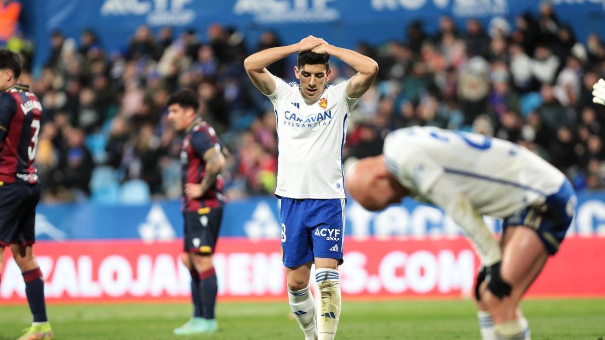 Gámez y Mollejo se lamentan durante el encuentro del pasado miércoles ante el Levante.