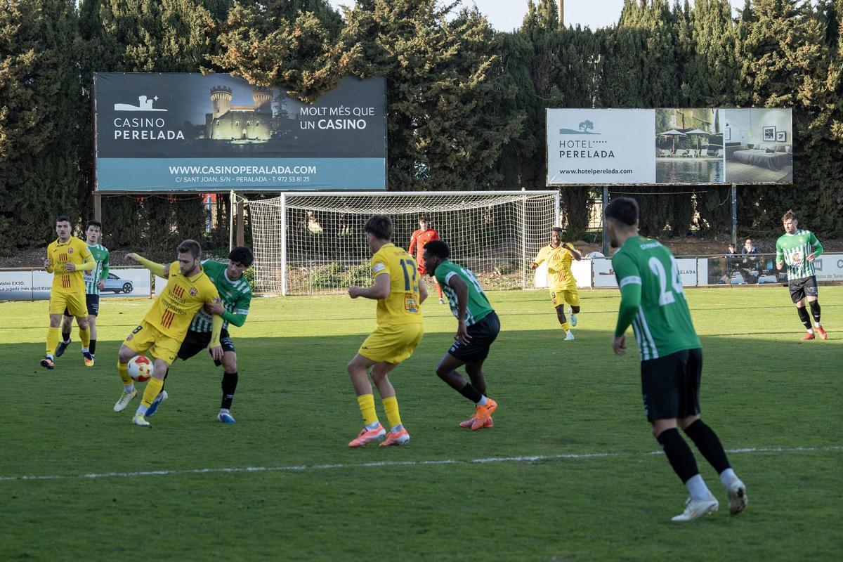 Les millors imatges de l'empat en el derbi entre el Peralada i l'Escala