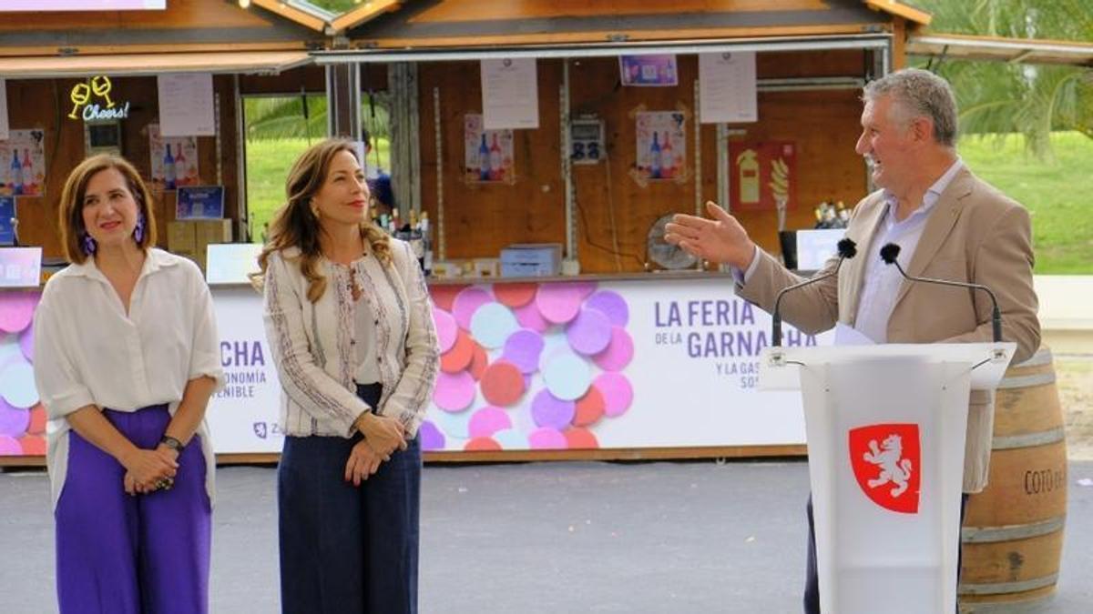 Sara Fernández, consejera de Cultura del Ayuntamiento de Zaragoza; Natalia Chueca, alcaldesa de Zaragoza; y Antonio Serrano, presidente de la D.O.P. Cariñena en la inauguración de la II Feria Internacional de la Garnacha, en Zaragoza.