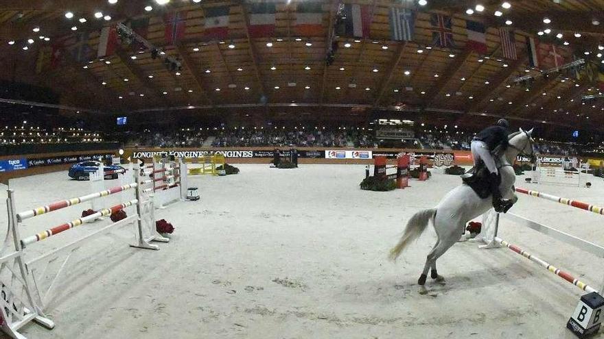 Un jinete salta con su caballo un obstáculo durante la jornada de ayer en Casas Novas.