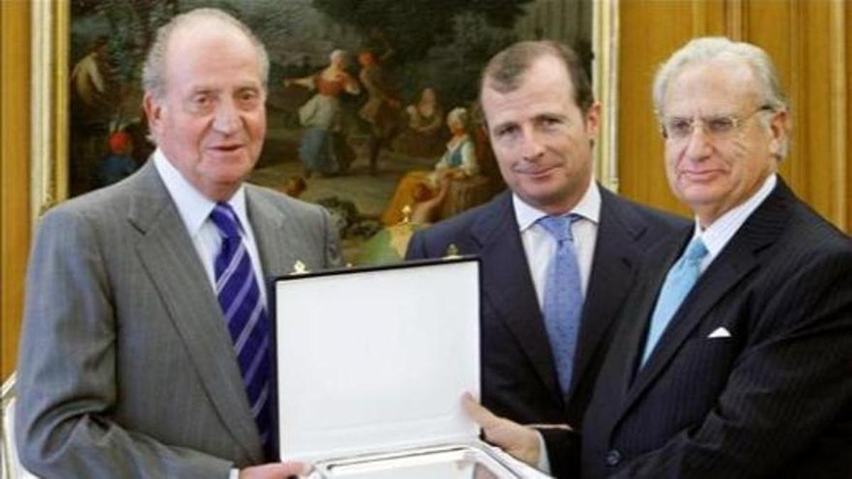 Jorge de Esteban (a la derecha) recibe el Premio FIES de Periodismo de manos del rey Juan Carlos en presencia de Rafael Guardans Cambó, presidente entonces de la Fundación Institucional Española (FIES), el 24 de marzo de 2010.