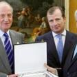 Jorge de Esteban (a la derecha) recibe el Premio FIES de Periodismo de manos del rey Juan Carlos en presencia de Rafael Guardans Cambó, presidente entonces de la Fundación Institucional Española (FIES), el 24 de marzo de 2010.