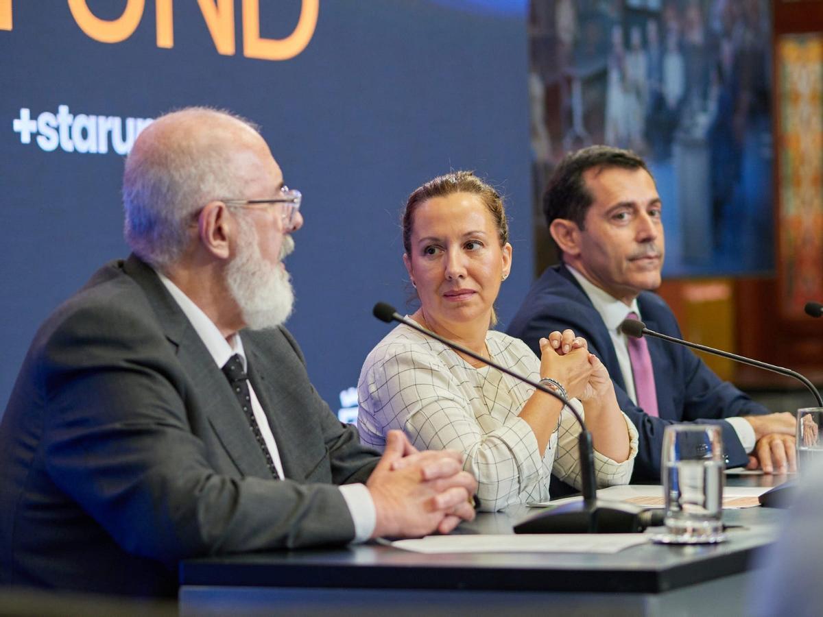 El presidente de CEOE-Tenerife, Pedro Alfonso; la presidenta del Cabildo de Tenerife, Rosa Dávila, y el consejero de Innovación, Juan José Martínez, en la presentación de 'Tenerife Accelera Fund'