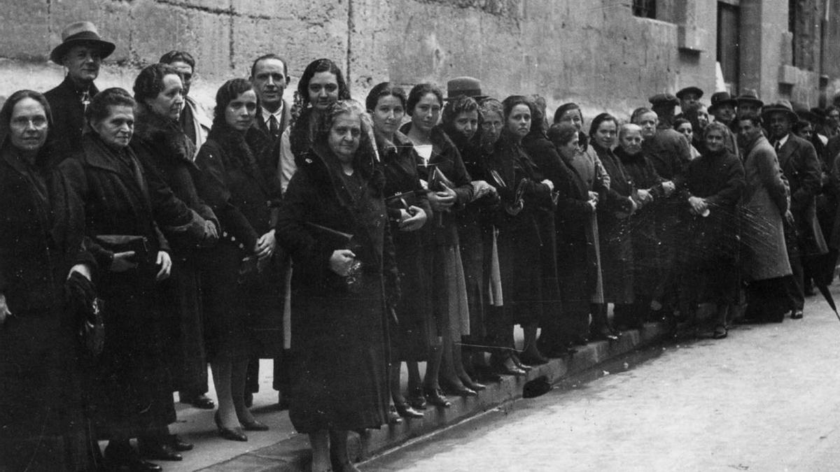Gente esperando para votar en las elecciones del 17 de febrero de 1936