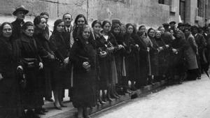 Gente esperando para votar en las elecciones del 17 de febrero de 1936