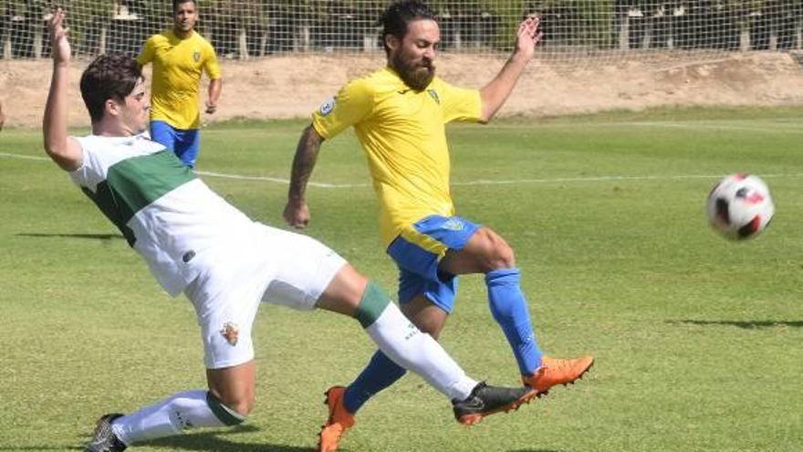 Un jugador del Orihuela supera a un defensor del Ilicitano durante el partido de ayer.