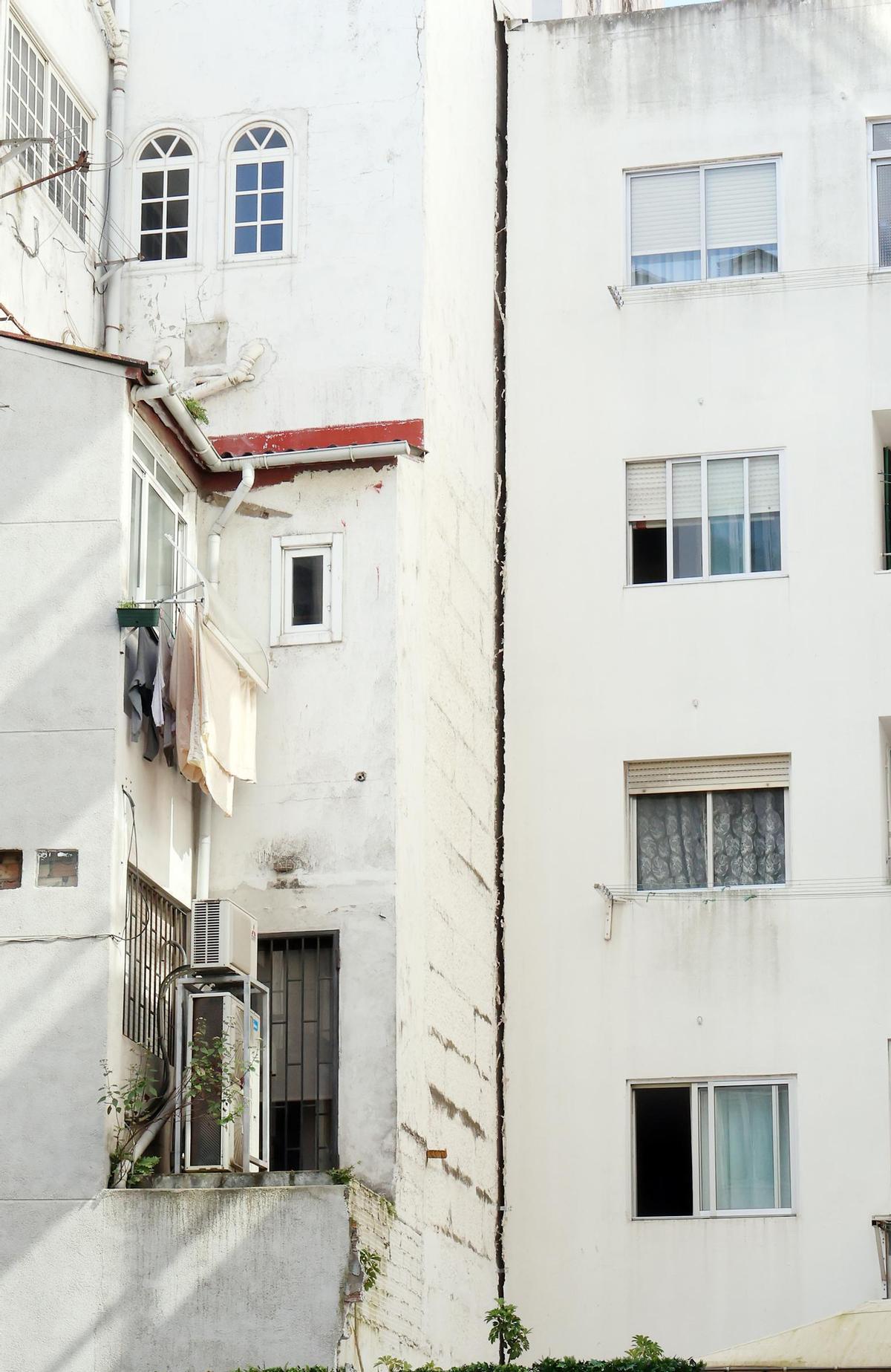 Brecha entre los edificios del número 3 y 5 de Serafín Avendaño.