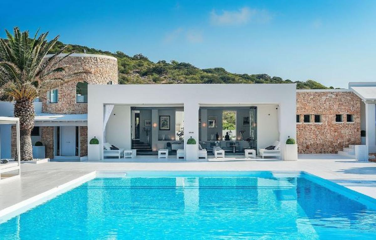 Más de 23.000 euros la noche cuesta alojarse en la exclusiva villa del islote de Tagomago.