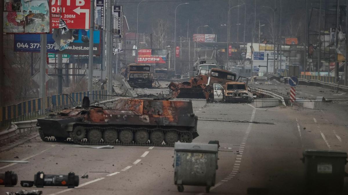 Blindats russos i vehicles destrossats a l’entrada de Kíev. | REUTERS