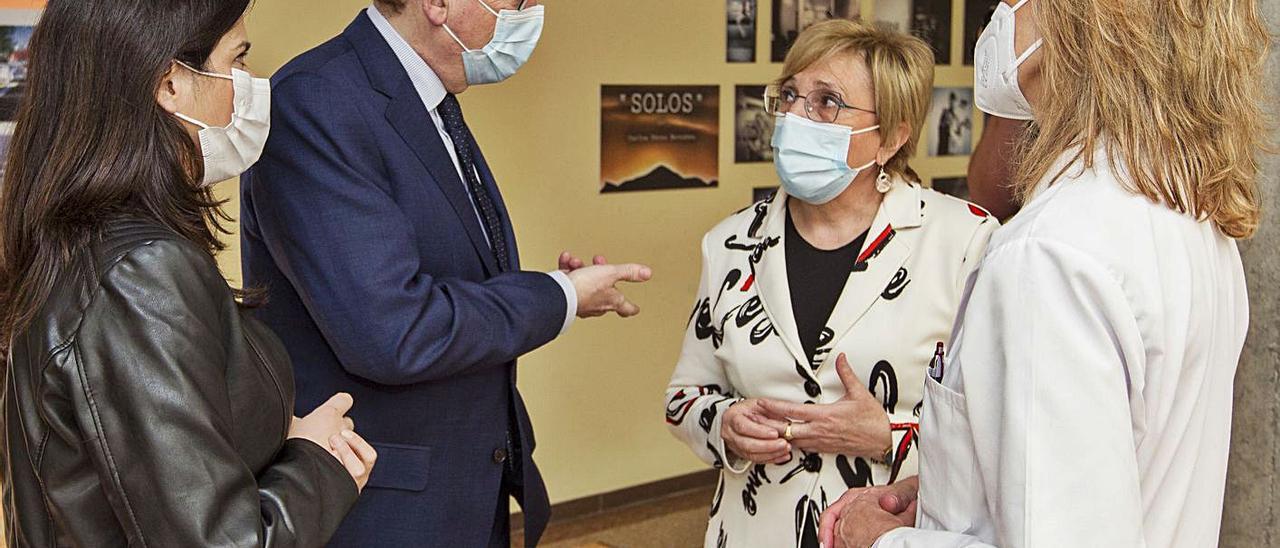 Ximo Puig, junto a la consellera Ana Barceló, en su visita al Hospital de Sant Joan.
